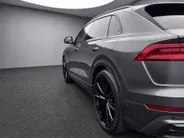 Audi Q8 55 TFSIe 381pk Tiptronic Quattro Pro Line S · Panoramadak · 360 Camera · Wegklapbare Trekhaak · Apple/Android Car Play · Luchtvering · 23'' Inch ·