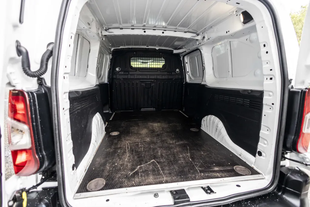 Peugeot Partner 1.5 BlueHDI Pro Long EX.BTW | Inclusief Imperial met ladderrol | All Season banden |