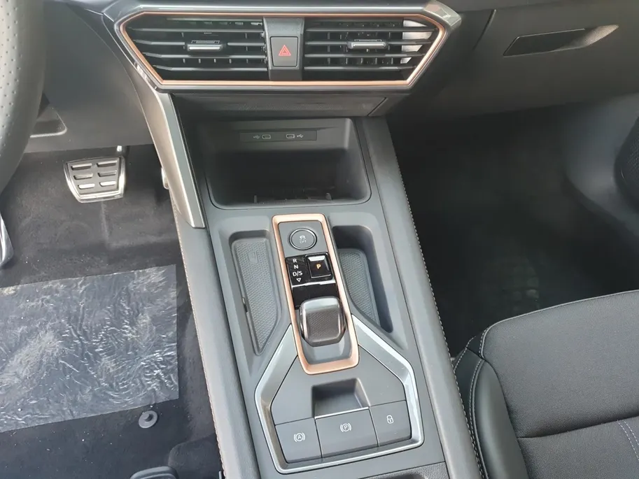 CUPRA Formentor 1.5 TSI e-Hybrid Business | Trekhaak | Panoramaschuifdak | Appel Carplay / Android Auto | Camera | Stoel en stuurverwarming |