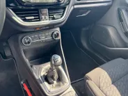 Ford Fiesta 1.0 EcoBoost Hybrid Titanium | Stoel/stuur en voorruitverwarming | Cruise control | Parkeersensoren |