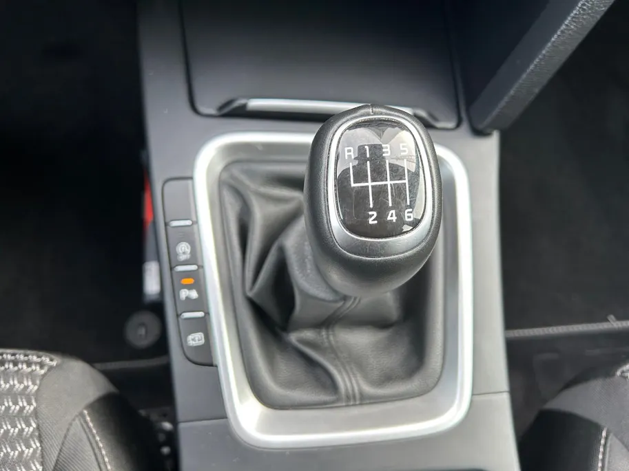 Kia Ceed Sportswagon 1.5 T-GDi DynamicLine | All-Seasonbanden | Apple Carplay / Android Auto | Navigatiesysteem | Parkeersensoren Voor + Achter | Parkeercamera Achter | Licht + Regensensor | Cruise Control | Climate Control | 16'Lichtmetalen velgen