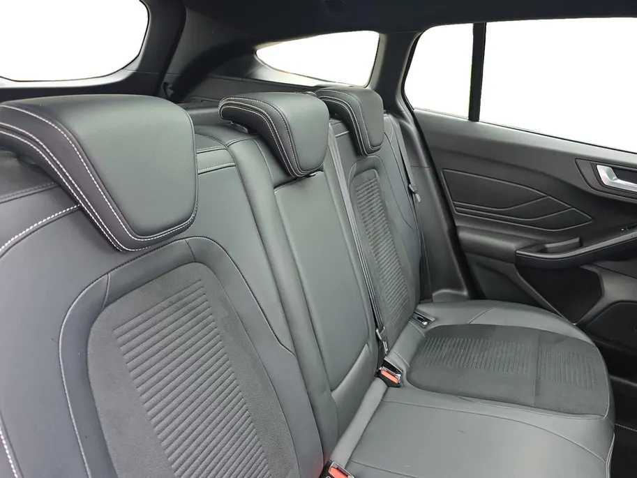 Ford Focus Wagon 2.3 EcoBoost ST-3 | Performance Pack | Panoramadak | Trekhaak | Winter Pack | Achteruitrijcamera | Adapt. Cruise Control | 12 maanden garantie! |