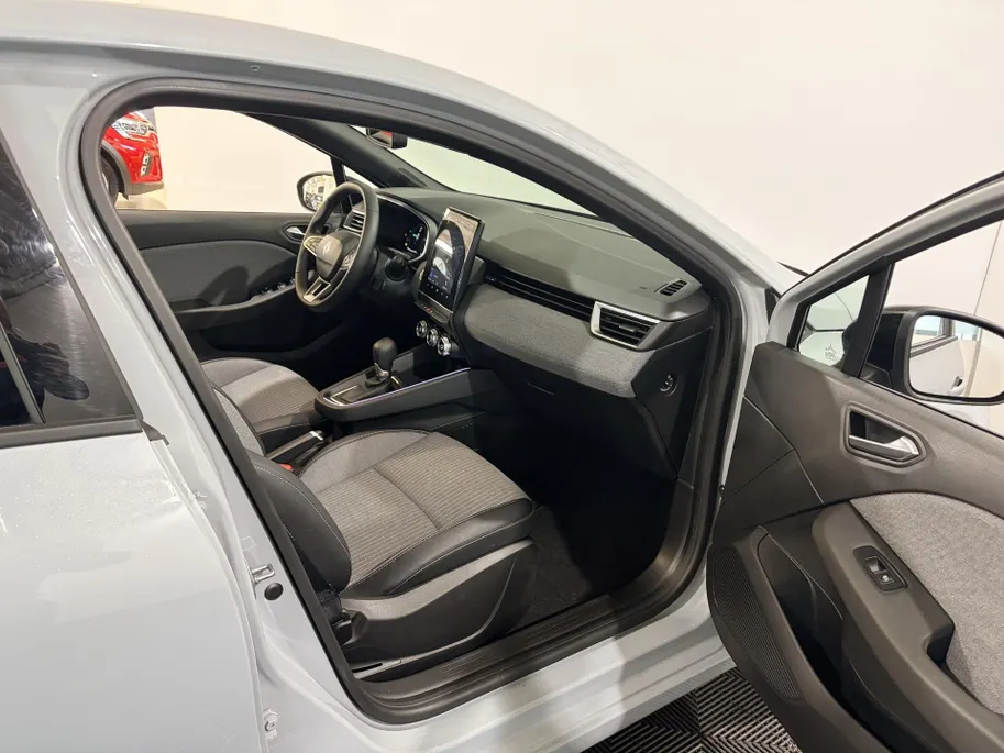 Renault Clio 145PK E-Tech Full Hybrid Techno Automaat | 1e eigenaar | Camera | Parkeersensoren | Climate Control | Apple CarPlay/Android Auto | Cruise Control | Lichtmetalen Velgen | Full LED | Digital Cockpit |