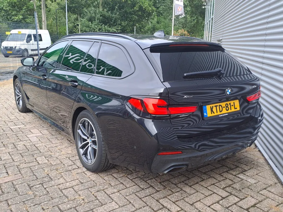 BMW 5 Serie Touring 530e xDrive M SPORT | Pano | Harman Kardon | 360 Camera | Head up | Elektrisch Wegklapbare Trekhaak | Voorstoelen verwarmd | Navigatie | Apple Carplay/Android Auto | Leer