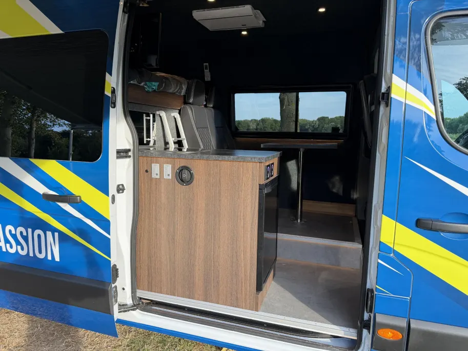 Renault Master T35 2.3 dCi 135 L3H2 Work Edition | Camper Edition | Motorsport Edition | Thule Omnistor Luifel | Airco in Leefruimte | TV | Koelkast | Magnetron | Volledig Bed | 2 Lederen Stoelen | DAB | LED Verlichting Leefruimte |