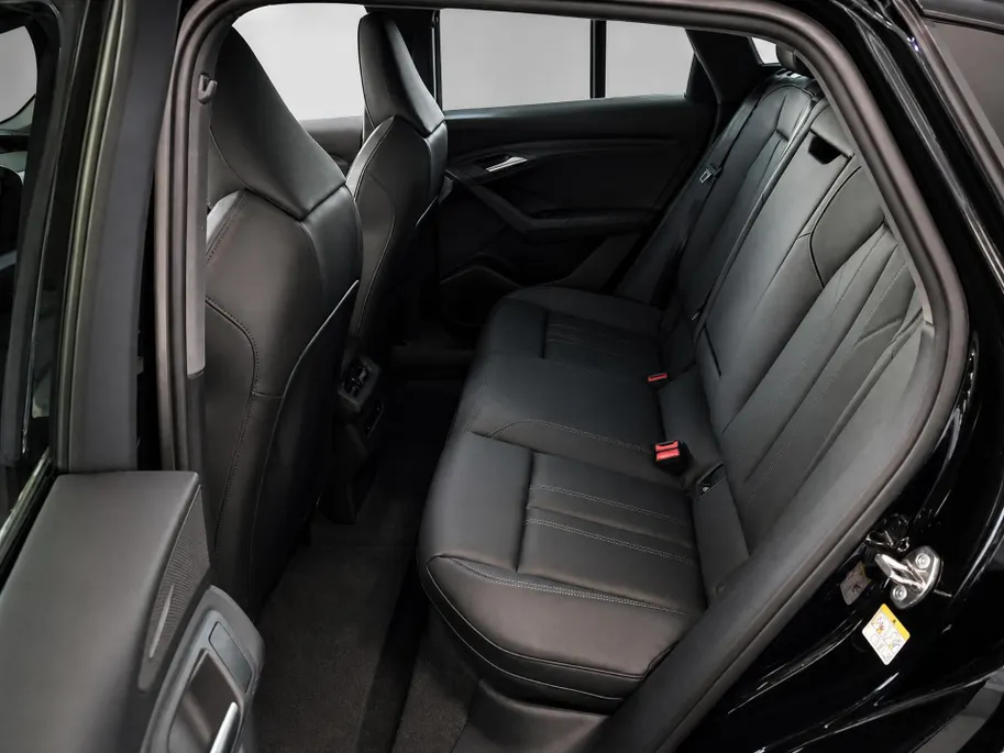 Audi Q6 e-tron Sportback Advanced edition 83 kWh 252 PK · Sportstoel lederen bekleding · Winterpakket · Trekhaak elek. wegklapbaar