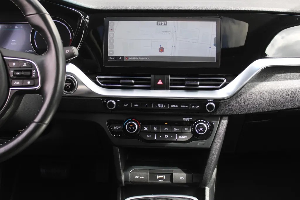 Kia e-Niro DynamicPlusLine 64 kWh | Warmtepomp | Schuif/kantel dak | 17' LM | Airco | Cruise | Navi | Camera |