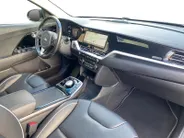 Kia e-Niro ExecutiveLine 64 kWh | Climate control | Leder | Stoel + stuurverwarming en ventilatie | Schuif/kanteldak | Navigatie | 17 inch LM-velgen | Keyless | SOH 97% |