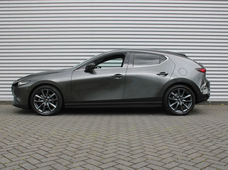Mazda 3 2.0 e-SkyActiv-G M Hybrid 122 Luxury | Trekhaak | Stuur-/stoelverwarming | Leer | 360 Camera | Stoelgeheugen | 18' LM | HUD | LED | Cruise adapt. |