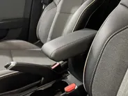 Renault Clio 90PK TCe GPF Techno | 9,3' Navi | Climate Control | Apple CarPlay/Android Auto | Camera | Cruise Control | Parkeersensoren | Full LED | Lichtmetalen Velgen | Digital Cockpit | Licht & Regen Sensor |