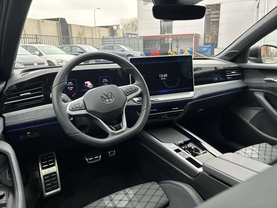 Volkswagen Passat Variant R-Line Edition 1.5 eHybrid 204 pk 6 versn. DSG · Multimedia pakket plus · High-end geluidsysteem 'Harman Kardon' · Prijs incl. inruilpremie · MEGA Sale