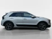 Kia Niro 1.6i Hybrid DynamicPlusLine | FACELIFT | Harman Kardon | Schuif/kanteldak | Metallic lak | Led verlichting | Fabrieksgarantie t/m 1-7-2033 +3x 1 jaar* | NAP