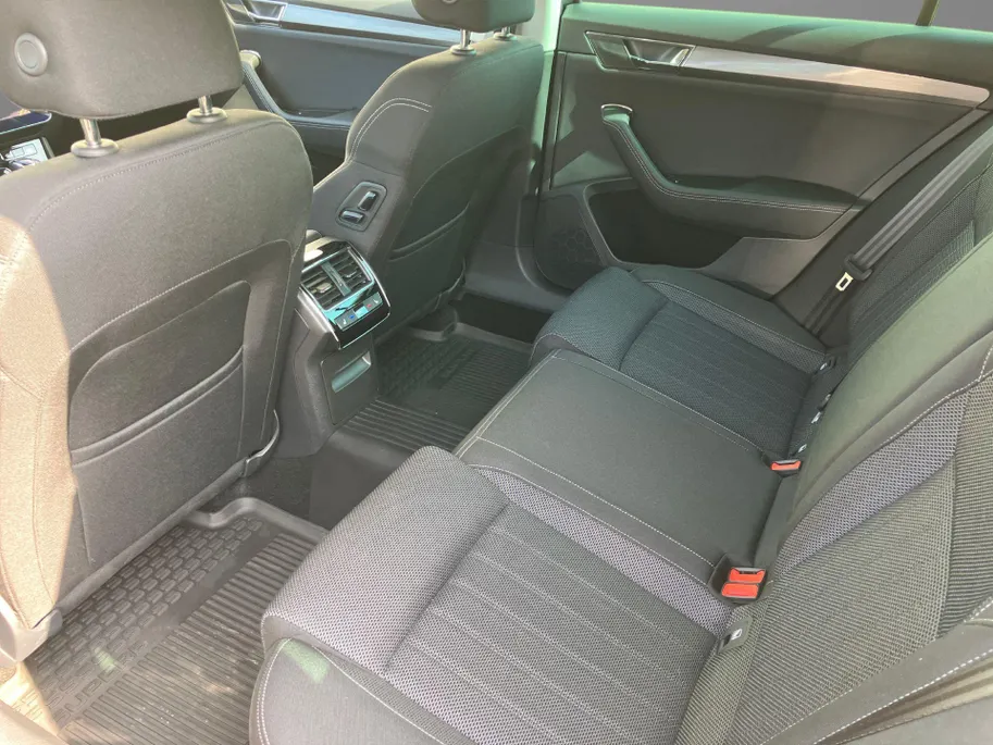 Škoda Superb Combi 1.4TSI 160kW/218PK iV Business Edition Plus · Navigatie · Apple/Android Car Play · Camera + Parkeersensoren · Garantie t/m 27-03-2028 of 60000km.