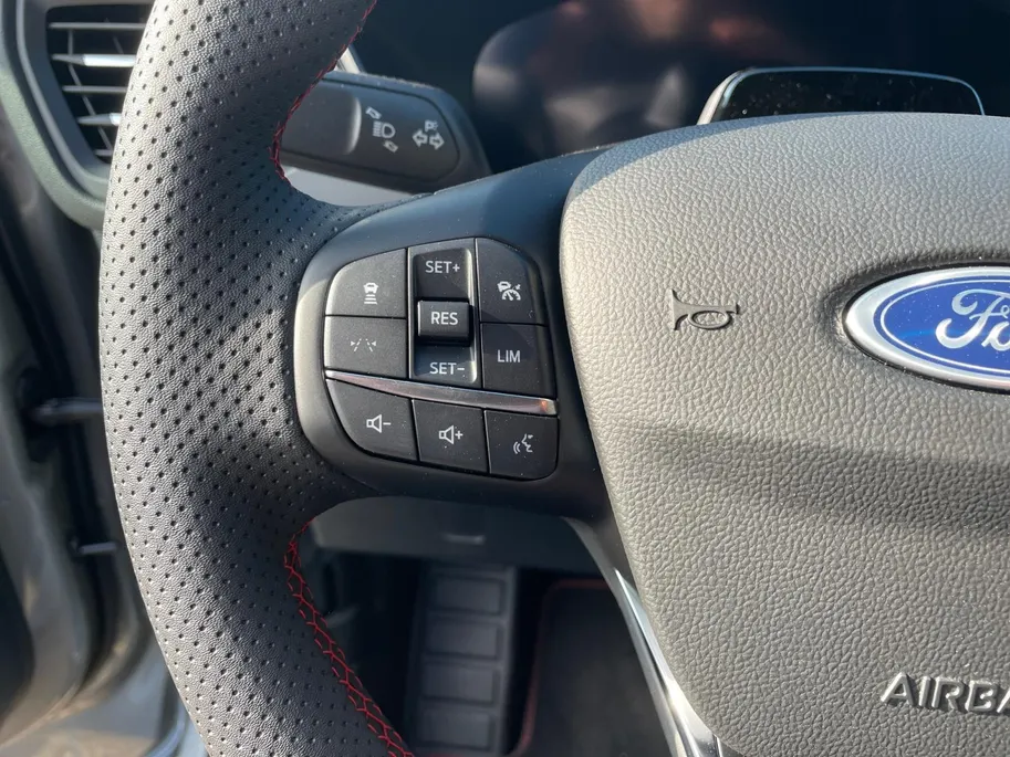 Ford Kuga 2.5 PHEV ST-Line | Uit Voorraad Leverbaar!! | Inkl. Trekhaak | 18 inch lichtmetalen velgen | Sportieve 'ST-Line' bodykit | Electrische Voorruit verwarming |