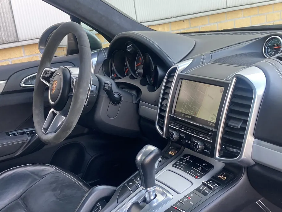 Porsche Cayenne 3.6 GTS 441 pk automaat Panoramadak - Alcantara Leder - Navigatie - Bose Audio - 21inch LM  - volledig onderhouden