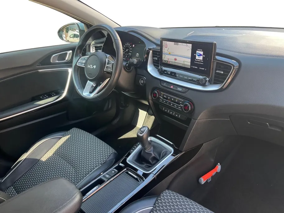 Kia Ceed Sportswagon 1.0 T-GDi DynamicPlusLine | Apple Carplay / Android Auto | Navigatiesysteem | Stoel + Stuurverwarming | Licht + Regensensor | Parkeersensoren Voor + Achter | Camera Achter | Elektrisch Bedienbare Achterklep | Cruise Control | Rijstrooksensor + Correctie