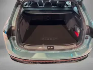 Volkswagen Passat Variant R-Line Edition 1.5 eHybrid 204 PK 6 DSG · Draadloze telefoonlader · Achteruitrijcamera · Sfeerverlichting · Black Style Pakket · Trekhaak inklapbaar, met elektrische ontgrendeling, incl. aanhangwagenmanoeuvreerhulp 'Trailer Assist' ·