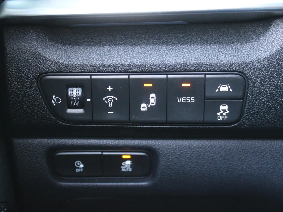 Kia e-Niro ExecutiveLine 64 kWh | Trekhaak | Stuur-/stoelverwarming + ventilatie | Leer | 17' LM | Cruise adapt. | Dodehoek detectie | LED | JBL audio |