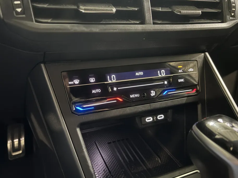 Volkswagen Taigo 115PK TSI R-Line Edition Automaat | Digital Cockpit | Camera | Adaptive Cruise Control | Apple CarPlay/Android Auto | 18' Lichtmetalen Velgen | Climate Control | Armsteun | Parkeersensoren |