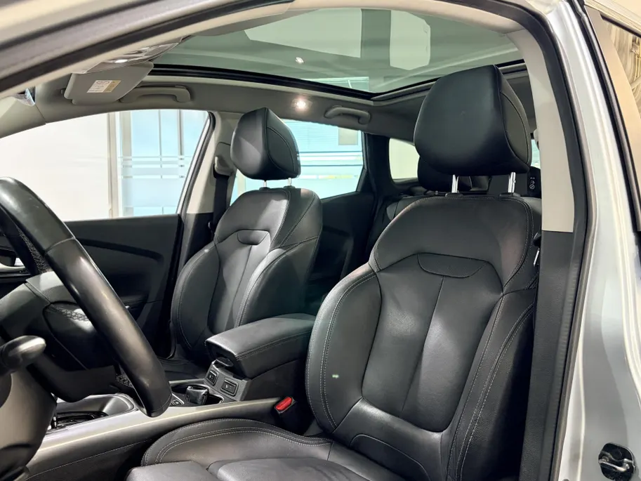Renault Kadjar 140PK TCe Intens Automaat | Trekhaak (1500 KG) | Panoramadak | 19' Lichtmetalen Velgen | Stoelverwarming | Navi | Camera | Climate Control | Adaptieve Cruise Control | Leder |