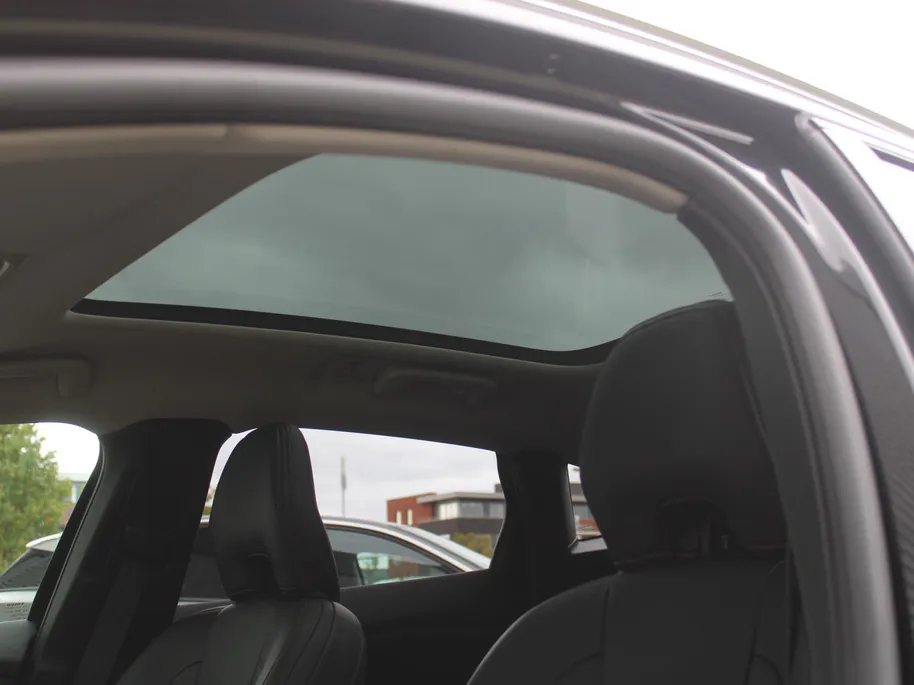 Volvo V40 Cross Country 1.5 T3 Dynamic Edition | Trekhaak | 17' LM | Panoramadak | Leer | PDC v+a | Camera | Stoel-/voorruitverwarming | HK audio |