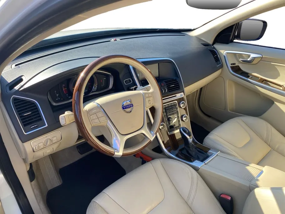 Volvo XC60 2.0 T5 Automaat Summum Luxury Line | Inscription Line | Pano Dak | NL-Auto | NAP | Trekhaak | Memory Seats | 20'| Camera | Stoelverwarming | Cruise Control | Navigatie | etc.