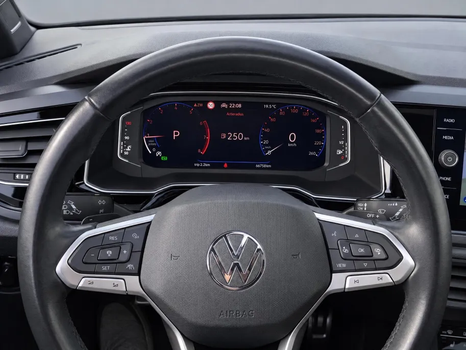Volkswagen Polo 1.0TSI/95PK R-Line · Panoramadak · Camera + Parkeersensoren · Apple/Android Car Play · Stoelverwarming ·