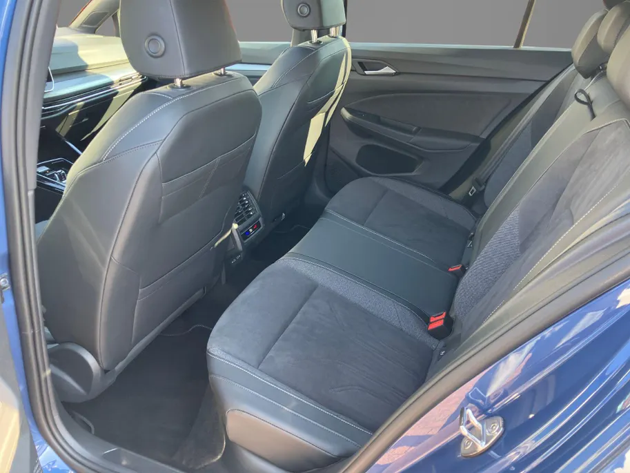 Volkswagen Golf 1.5/150PK DSG Style 50 Edition · Panoramadak · Trekhaak · Camera + Parkeersensoren · Elektrische stoelverstelling ·