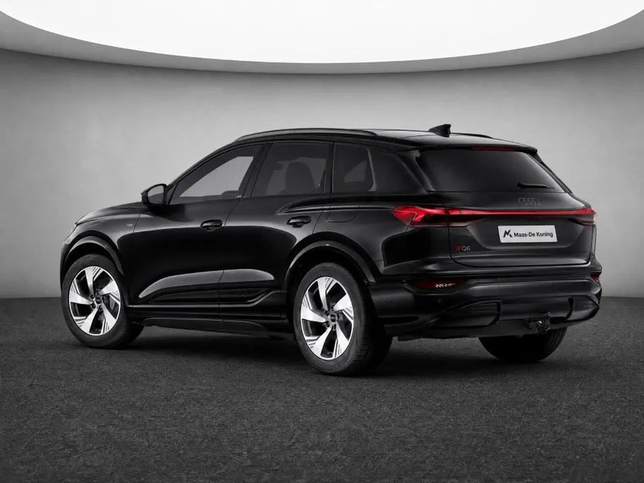 Audi Q6 e-tron S edition 83 kWh 252 PK · Glazen panoramadak · Trekhaak elek. wegklapbaar · S line zwart leder-kunstlederen bekleding