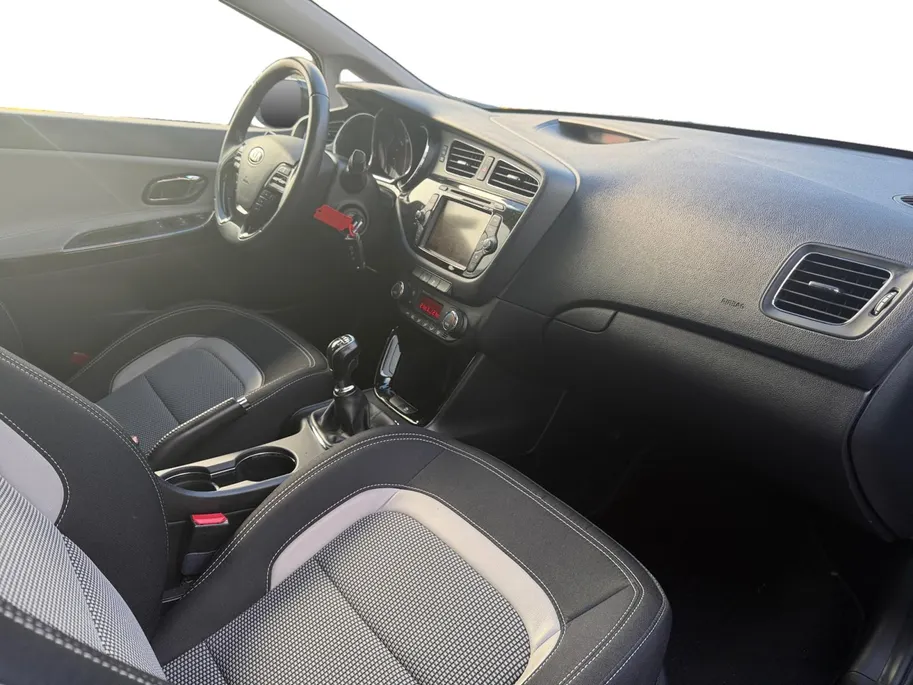 Kia cee'd Sportswagon 1.6 GDI BusinessLine | Nette auto | Dealer onderhouden | Achteruitrijcamera | Navigatie | Cruise & Climate control | 12 Maanden BOVAG garantie |