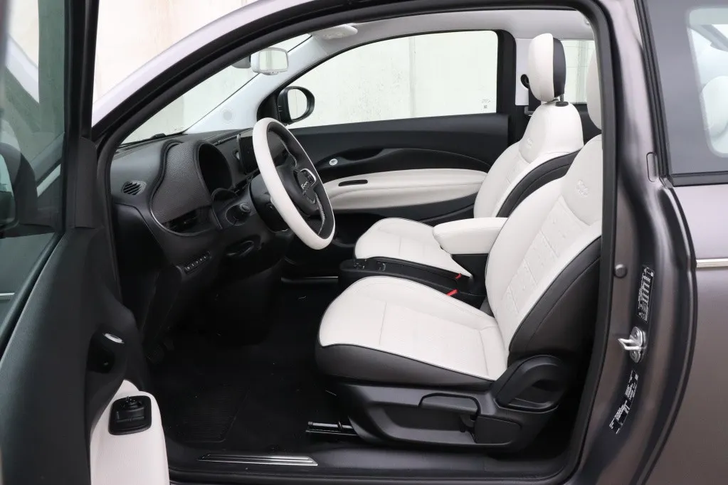 Fiat 500e C La Prima 42 kWh | 'Matt Grijs' | Technology | Winter | Camera | 17'