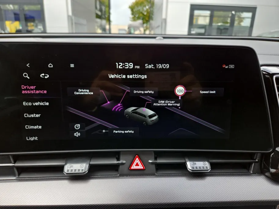 Kia Sportage 1.6 T-GDi Hybrid Dark Edition | Camera | Carplay | Cruise Control Adaptief | Stoelverwarming voor en achter | Full Option |Trekhaak| Fabrieksgarantie t/m 5-2031 |