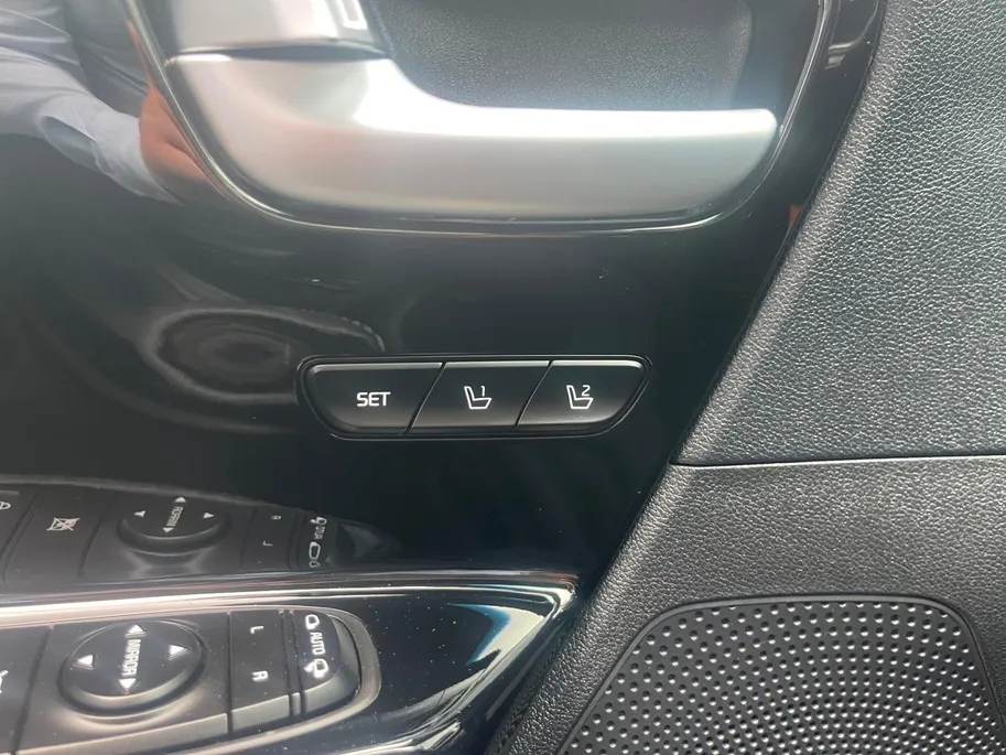 Kia Niro 1.6 GDi Hybrid ExecutiveLine | Compleet dealer onderhouden! | Elektrisch verstelbare stoelen incl. geheugenfunctie | Stoelverwarming- en koeling | JBL geluidsinstallatie | Dodehoekassistentie | Achteruitrijcamera | Navi | Climate control