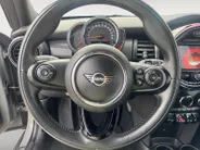 MINI Cooper 1.5 Cooper Business Edition Automaat | Navi | Clima | Cruise Control | LM Velgen | LED-Koplampen