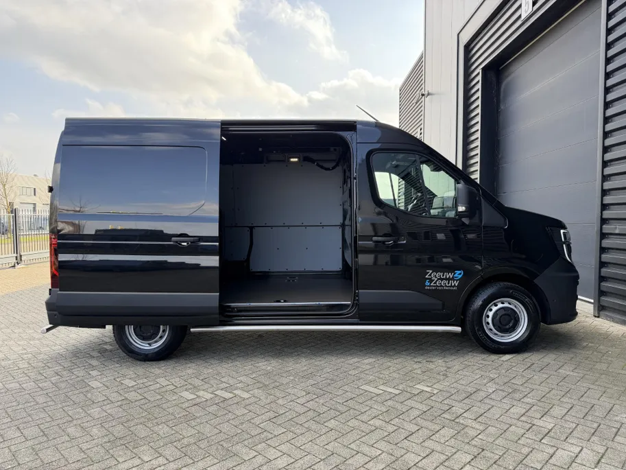 Renault Master E-Tech T35 L2H2 Advance Long Range 87 kWh Automaat | DEMO | Trekhaak | RVS Side & Backbar | Laadruimte Betimmering | Navi | Camera | Apple CarPlay/Android Auto | Full LED | Climate Control | Parkeersensoren |