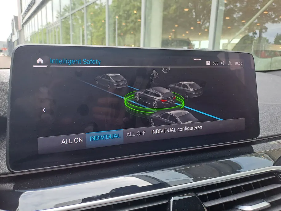 BMW 5 Serie Touring 530e xDrive M SPORT | Pano | Harman Kardon | 360 Camera | Head up | Elektrisch Wegklapbare Trekhaak | Voorstoelen verwarmd | Navigatie | Apple Carplay/Android Auto | Leer
