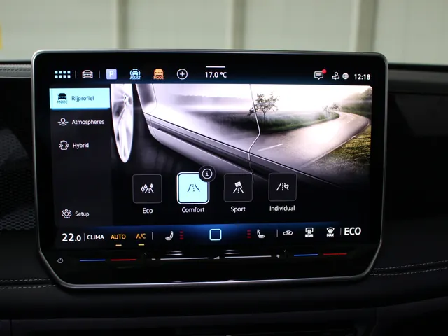 Volkswagen Tiguan 1.5 eHybrid Life Energy Navigatie | Trekhaak | 18' Velgen | 360 Camera | Stoelverwarming