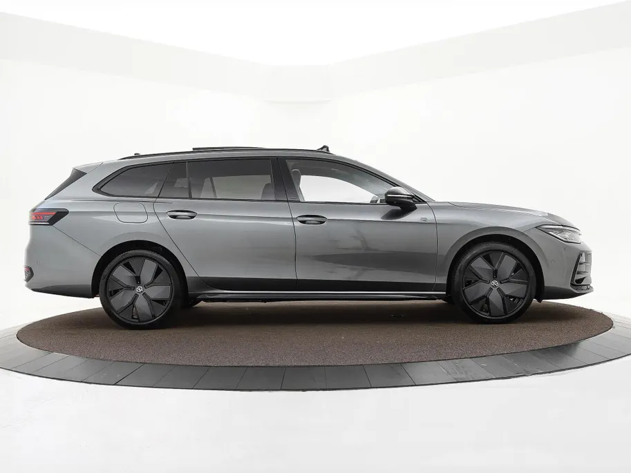 Volkswagen Passat Variant R-Line Edition 1.5 eHybrid 272 PK versn. DSG · Assistance Pakket Plus · Black Style Pakket Plus · Multimedia Pakket Plus · Trekhaak inklapbaar, met elektrische ontgrendeling, incl. Trailer Assist ·