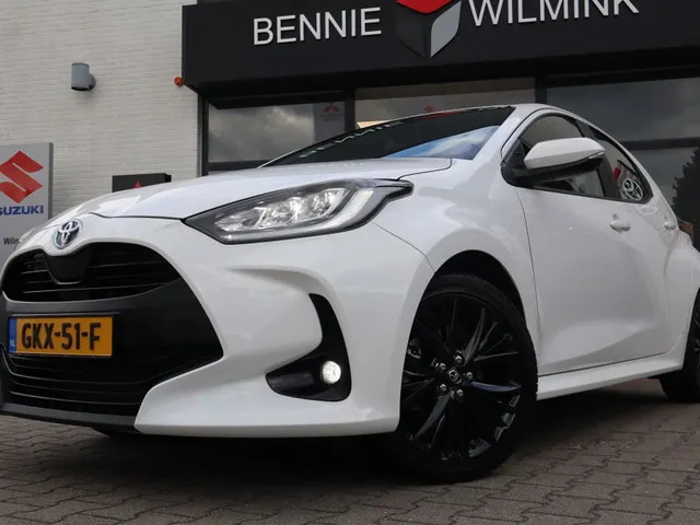 Toyota Yaris 1.5 Hybrid Dynamic Limited | Stoelverwarming | Keyless | 17 inch | All Seasons