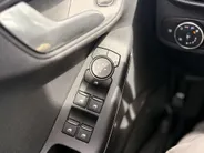 Ford Fiesta 1.0 EcoBoost Hybrid Titanium PARKEERSENSOREN ACHTER I ALL SEASON BANDEN I APPLE CARPLAY / ANDROID AUTO I