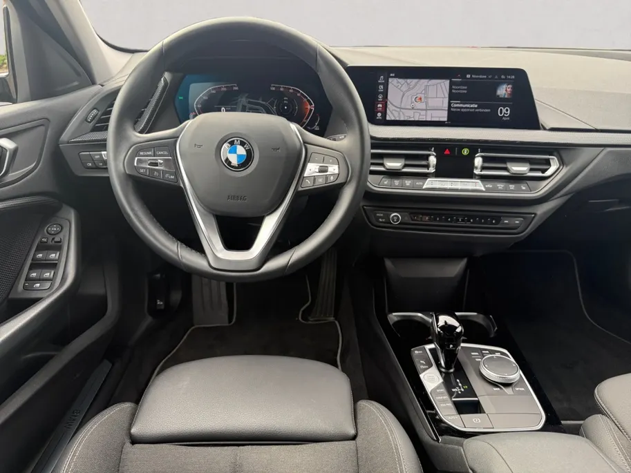 BMW 1 Serie Limousine 118i Sport Line Apple/Android draadloos | Automaat | Climate Con