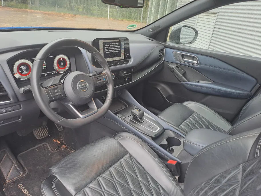 Nissan QASHQAI 1.3 MHEV Xtronic Tekna Plus | Panorama Dak | Dodehoekdetectie | Automaat | Trekhaak | Navigatie | 360 Camera | Head-up display | stuur verwarmd | Voorstoelen verwarmd | Leer | BOSE | Verwarmde voorruit