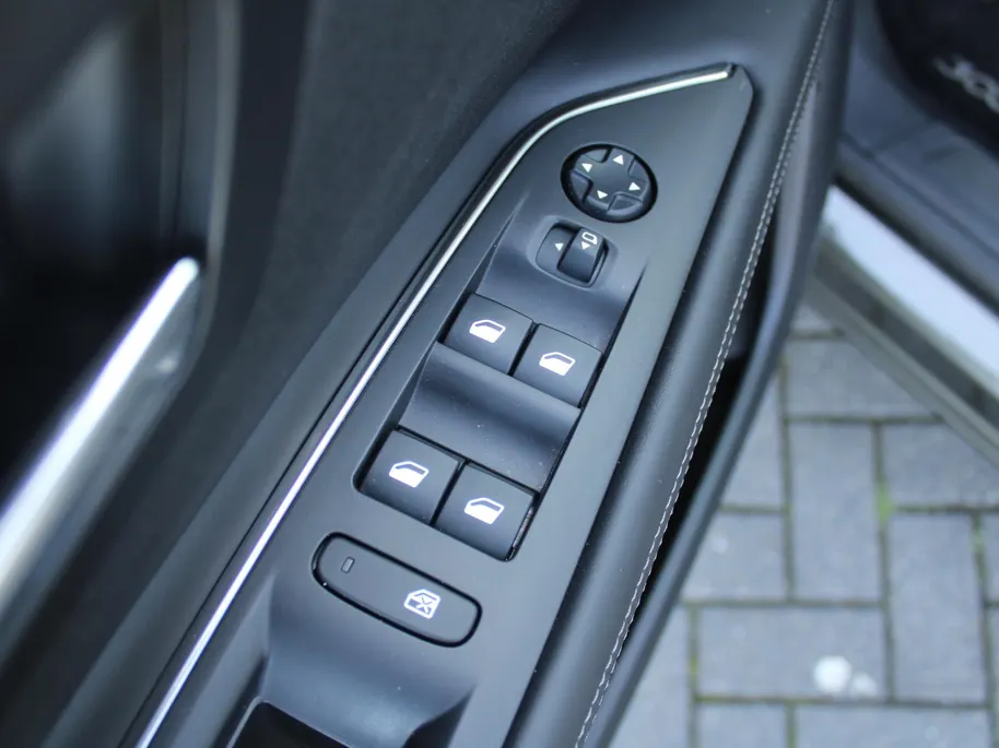 Peugeot 3008 1.6 e-THP Allure | Trekhaak | Navi | Elektr. achterklep | Camera | Apple Carplay/Android Auto | Cruise | 18' LM | All seasons |