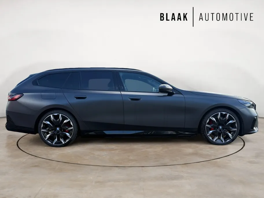 BMW 5 Serie Touring 530e M Sport-Pro Edition | matzwart | 21' individual | innovation | leer | head-up