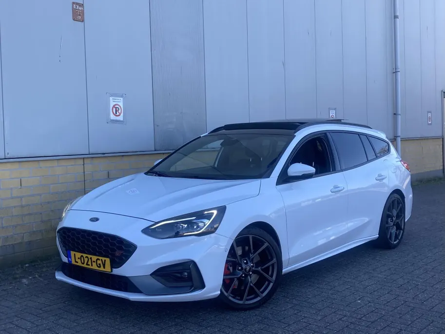 Ford Focus 2.3 EcoBoost ST-3 Performance 280 pk Performance Pack - Recaro Sportstoelen - Panoramadak - Adaptieve LED verlichting Trekhaak