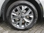 Kia Sportage 1.6 T-GDi Hybrid Dark Edition | Stuur-/stoelverwarming v+a | Camera | Elek. stoelverstelling | 18' LM | Cruise adapt. | Navi | Clima | Half leer/suède |