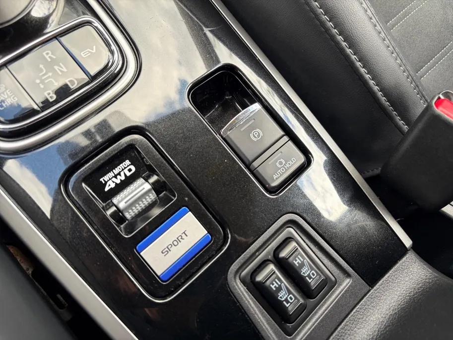 Mitsubishi Outlander 2.4 PHEV Intense Apple Carplay/Android Auto , electronic climate controle , leder , stoelverwarming , lm velgen , cruise , trekhaak .