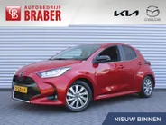 Mazda 2 Hybrid 1.5 Select | Trekhaak | Stuur-/stoelverwarming | Camera | HUD | Inductielader | Dodehoek detectie | Cruise adapt. | Clima | 16" LM |