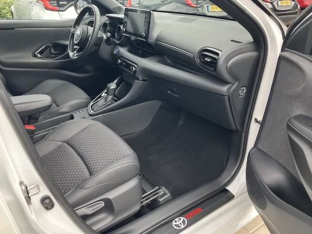 Toyota Yaris 1.5 Hybride Selection | Bi-Tone | Apple Car-play | Stoelverw
