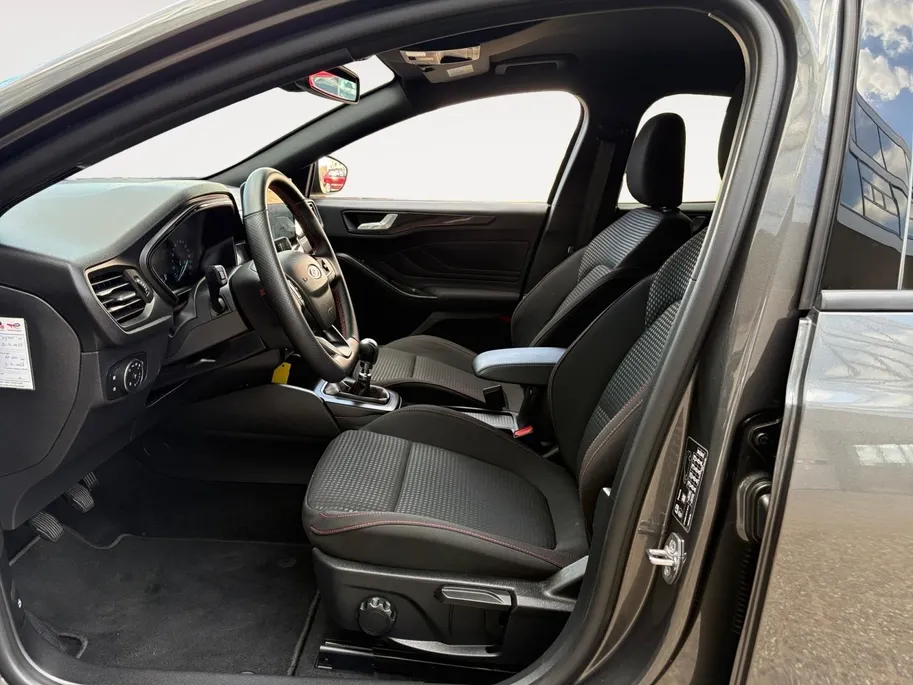 Ford Focus Wagon 1.0 EcoBoost Hybrid ST Line | Betreft Demo Voertuig | Vraag naar de actuele kilometerstand |